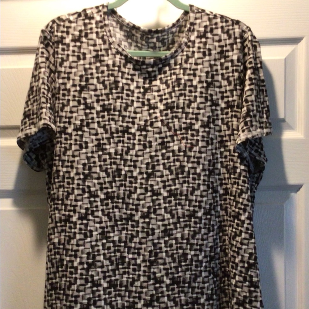 Black/white shirttail tee.